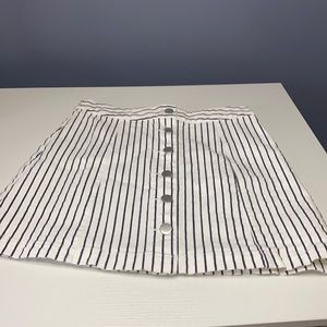 Medium white and black denim button skirt
